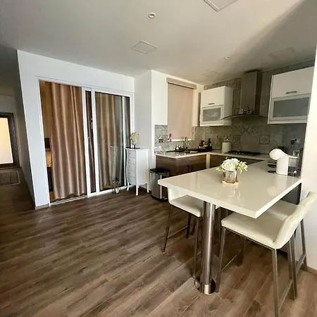 Front High End Apartment, Direct Sea Views. アパート *