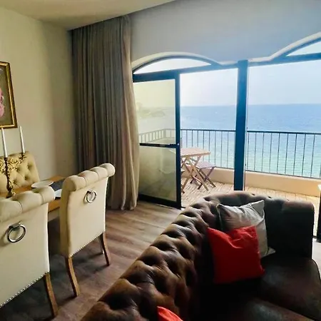 Front High End Apartment, Direct Sea Views. アパート