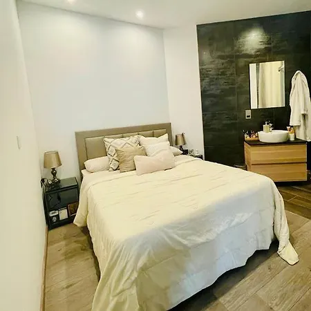 Front High End Apartment, Direct Sea Views.