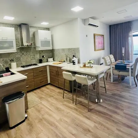 アパート Front High End Apartment, Direct Sea Views.