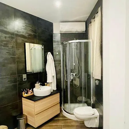 Front High End Apartment, Direct Sea Views. アパート *