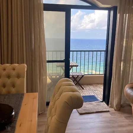 Front High End Apartment, Direct Sea Views. Daire *