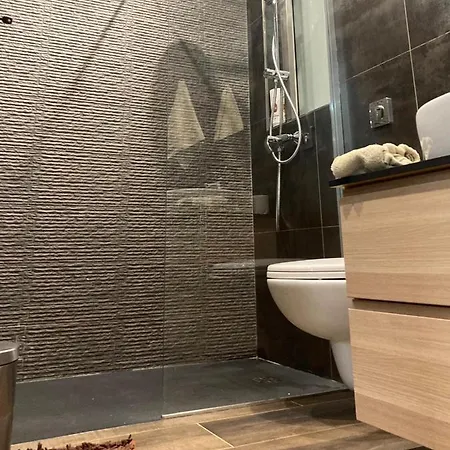 Front High End Apartment, Direct Sea Views. Apartman