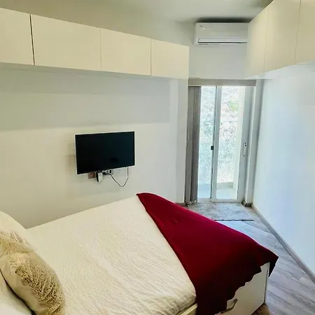 Front High End Apartment, Direct Sea Views.