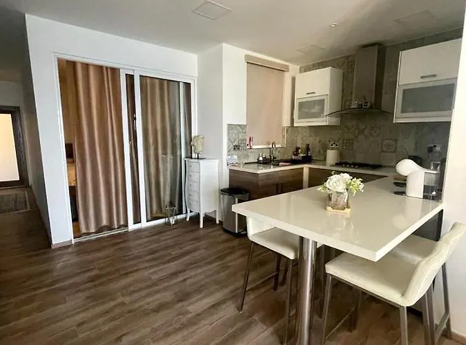 Front High End Apartment, Direct Sea Views. Apartment *