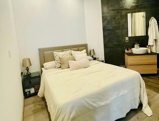 Front High End Apartment, Direct Sea Views.