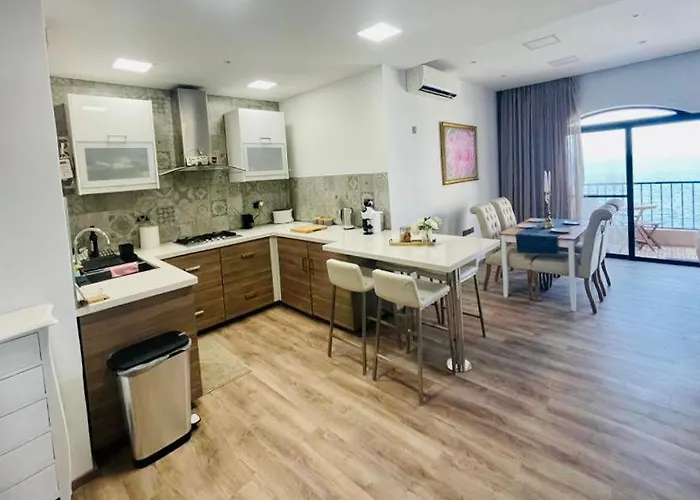 Apartment Front High End Apartment, Direct Sea Views.