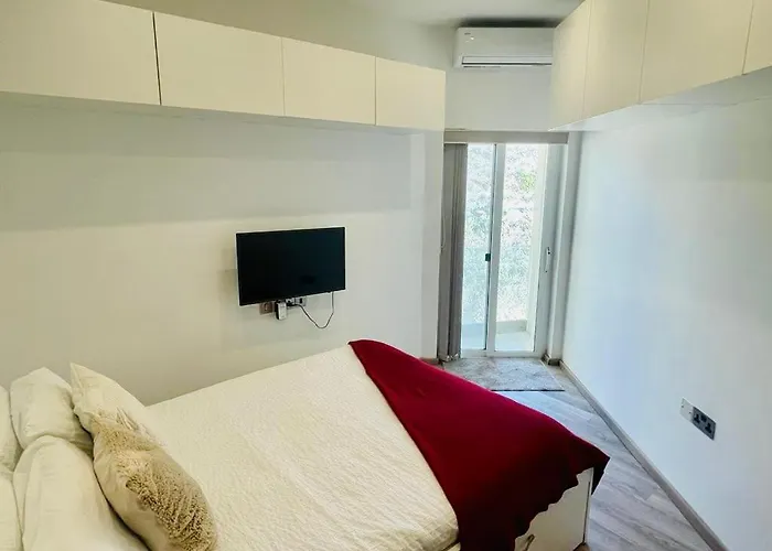 Front High End Apartment, Direct Sea Views.