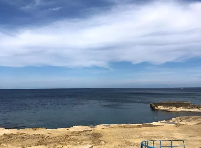 Front High End Apartment, Direct Sea Views.